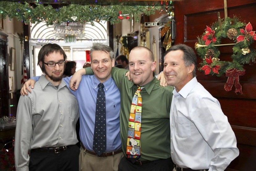 Pemburu Badai yang tewas, Tim Samaras (kanan), Paul Samaras (kiri), dan Carl Young (kedua dari kiri)