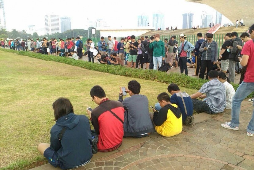 Pemburu Pokemon saat bermain di kawasan Monumen Nasional, Sabtu (16/7).