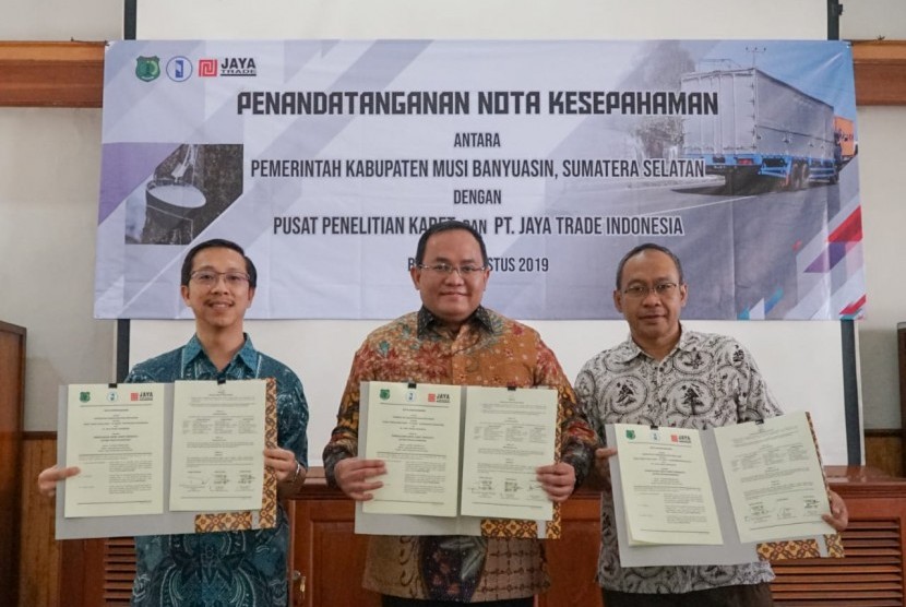 Pemda Kabupaten Musi Banyuasin bekerja sama dengan Pusat Penelitian Karet dan PT Jaya Trade Indonesia, akan mendirikan pabrik aspal karet berbasis lateks. MoU program ini dilakukan Jumat (2/8/2019) di Pusat Penelitian di Bogor, Provinsi Jawa Barat.