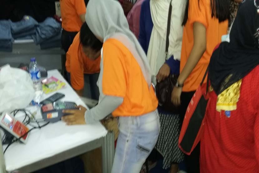 Pemegang KJP membeli seragam sekolah di stan Mampank menggunakan debet rekening Bank DKI