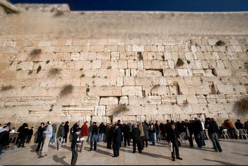 Pemeluk Yahudi Hasidic di Tembok Ratapan bagian Barat Yerusalem