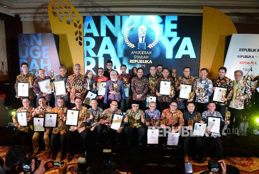 Pemenang anugerah pada malam Anugerah Syariah Republika 2019 di Hotel JW Mariott Jakarta, Selasa (19/11).