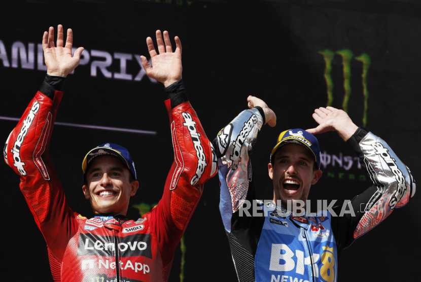 Pemenang balapan GP Catalunya Alex Marquez dari BK8 Gresini Racing (kanan), merayakan kemenangan di podium bersama kakaknya Marc Marquez dari Ducati Lenovo Team yang berada di posisi kedua setelah balapan MotoGP Grand Prix Catalunya di Sirkuit Catalunya, Montmelo, di luar Barcelona, ??Ahad, 7 September 2025.