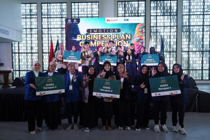  Pemenang kompetisi bisnis untuk mahasiswa Economics Moment of Competition (Emotion) Bussiness Plan Competition 2023 berfoto bersama di Universitas Nahdlatul Ulama (UNU) Yogyakarta.