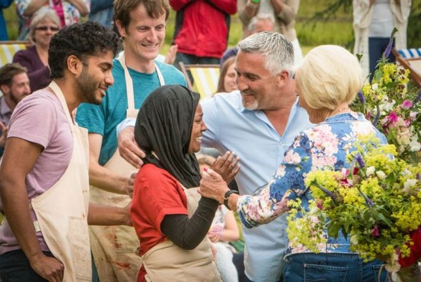 Pemenang lomba membuat kue Great British Bake Off Nadiya Hussain (tengah).