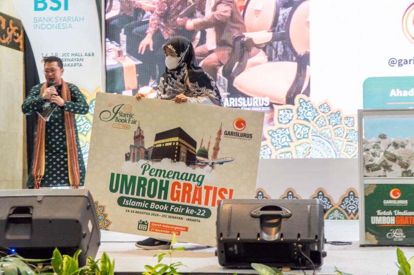 Pemenang paket umroh Garislurus di Islamic Book Fair 2024.