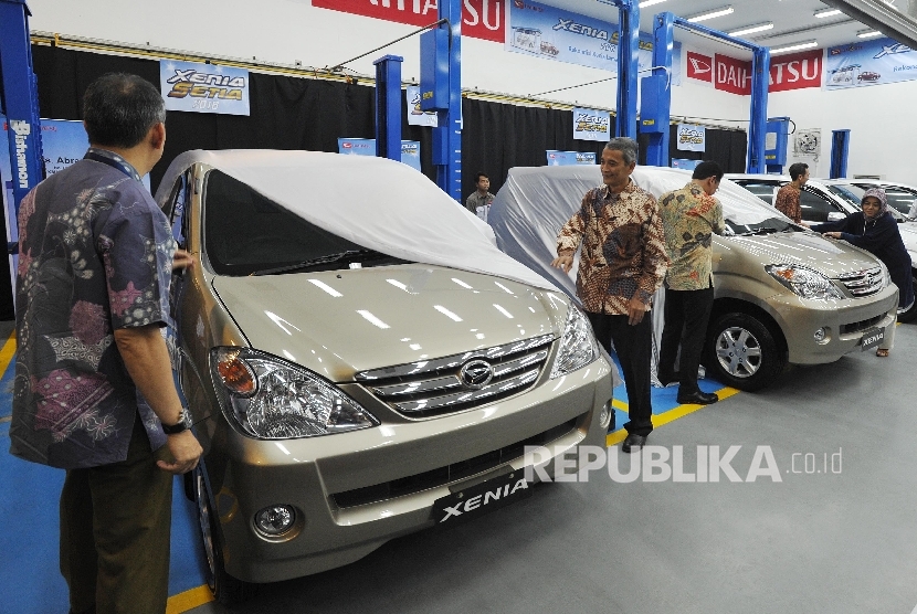 Pemenang program Xenia Setia melihat mobil yang telah direkondisi di Jakarta, Selasa (28/6)