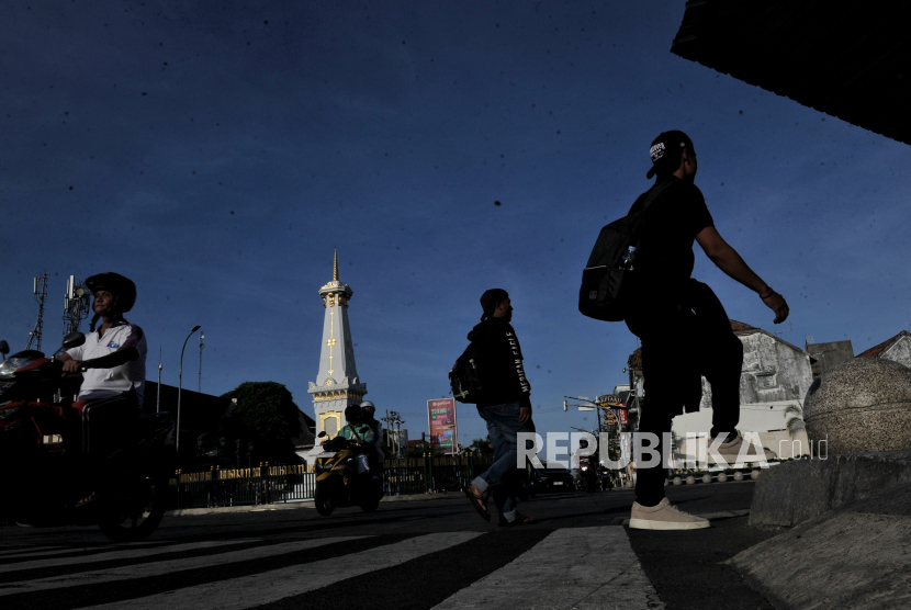 pemendangan tugu yogya saat cuaca cerah 