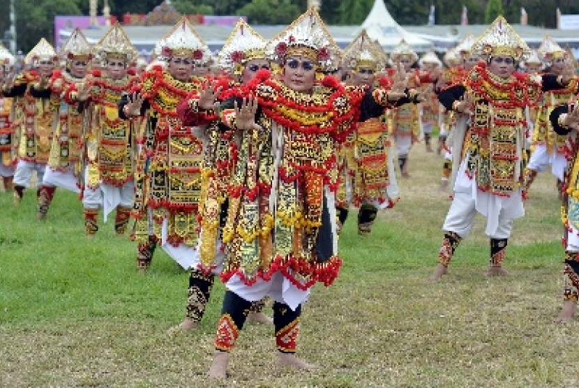 Pementasan pakaian adat di Denpasar, Bali, Selasa (25/11).