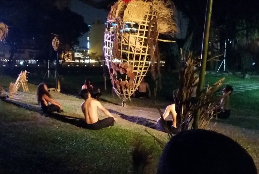 Pementasan Teater Payung Hitam di Taman Tainan, Taiwan, Sabtu (26/3).