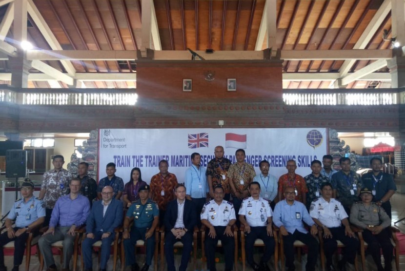 Pementintah Indonesia dan Inggris melakukan kegiatan Train The Trainer Maritime Security Passenger Screening Skills di Benoa, Bali pada Senin (18/2).