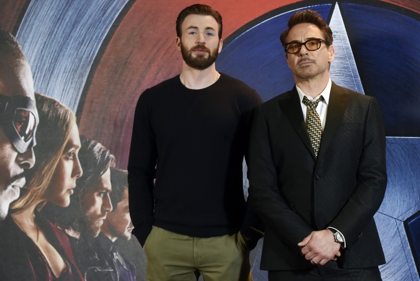 Pemeran Captain America, Chris Evans, berpose bersama pemeran Iron Man, Robert Downey Jr.