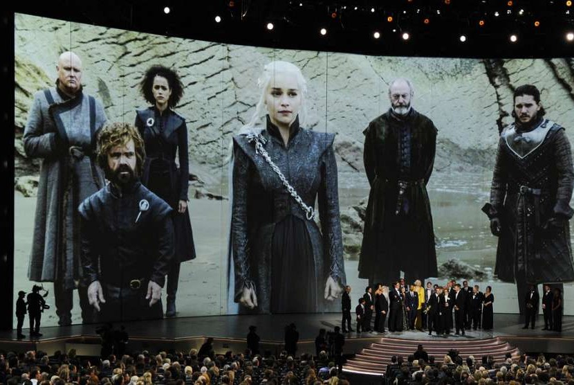   Pemeran dan kru Game of Thrones menerima penghargaan Emmy untuk Drama Terbaik di panggung Emmy ke-70 di Teater Microsoft, Los Angeles, Selasa (18/9).(AP)