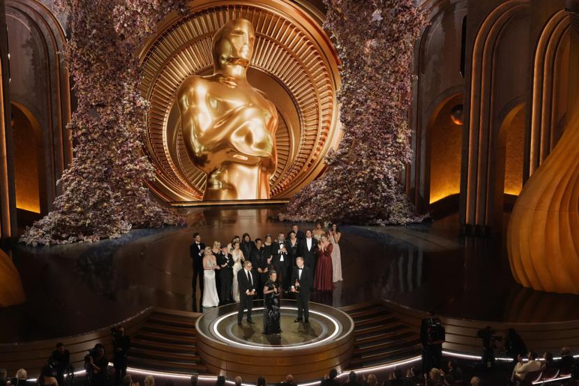 Pemeran dan kru Oppenheimer menerima penghargaan untuk film terbaik pada Oscar pada Minggu, 10 Maret 2024, di Teater Dolby di Los Angeles.