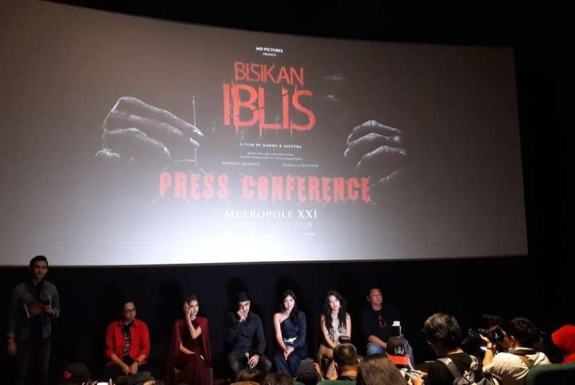 Pemeran film Bisikan Iblis sebelum penayangan untuk media.