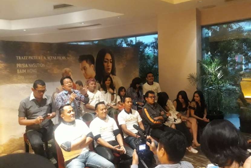 Pemeran film Jejak Cinta berpose usai melakukan konferensi pers di Jakarta. Film ini akan tayang di bioskop mulai 6 September 2018.