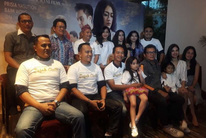 Pemeran film Jejak Cinta berpose usai melakukan konferensi pers di Jakarta. Film ini akan tayang di bioskop mulai 6 September 2018.