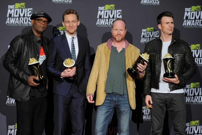 Pemeran film The Avengers berpose dengan Pop Corn Emas dalam gelaran MTV Movie Awards 2013