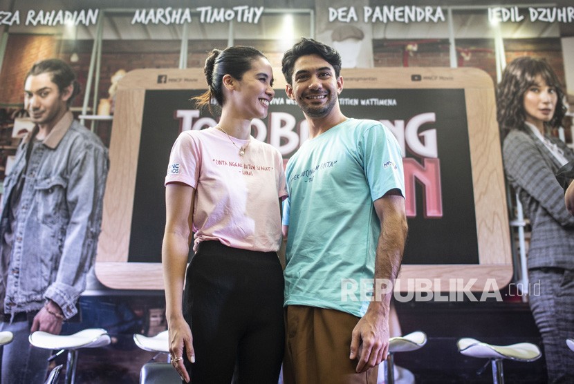 Aktris Marsha Timothy (kiri) dan aktor Reza Rahardian (kanan) berfoto bersama seusai peluncuran film Toko Barang Mantan di Jakarta, Selasa (11/2/2020).