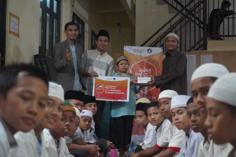 Pemeran Parodi Dakwah BMH TV mengadakan acara Buka Puasa Berkah bersama para santri dan asatidz Pesantren Al Kautsar, Cibinong.