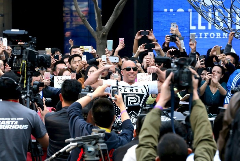 Pemeran utama Fast & Furious 7, Vin Diesel, berpose untuk media saat pemutaran perdana film ini di Beijing, Maret 2015.