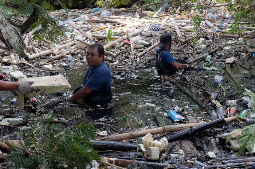 Pemerhati lingkungan membersihkan sampah pada aliran sungai dalam aksi River Clean Up di Sungai Desa Jimbaran, Kuta Selatan, Badung, Bali, Sabtu (14/5/2022). Kegiatan yang diikuti berbagai komunitas dan relawan lingkungan tersebut digelar untuk mengurangi jumlah sampah pada aliran sungai dan melindungi sungai di Bali sebagai upaya mengantisipasi risiko bencana. 