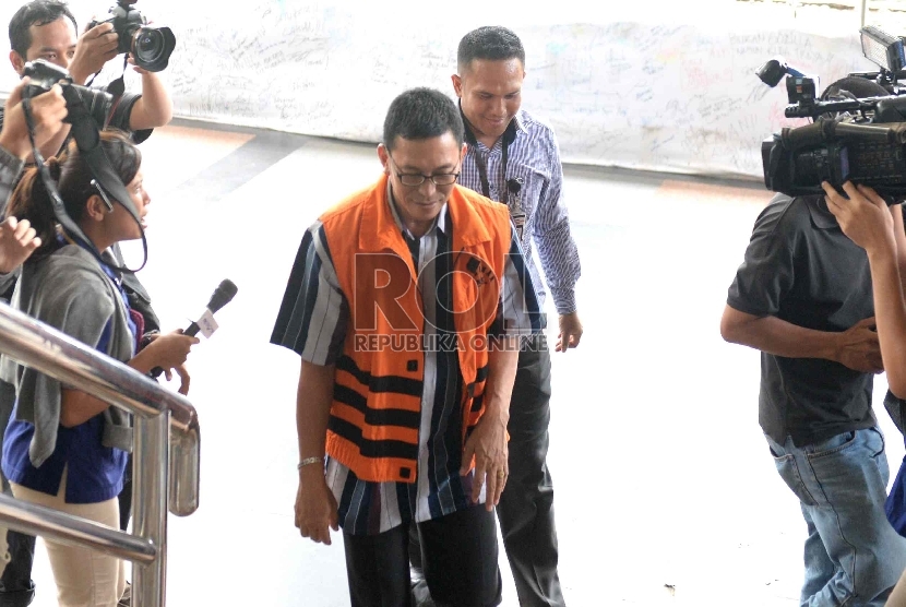 Pemeriksaan Ajudan Fuad Amin. Ajudan Ketua DPRD Bangkalan nonaktif Fuad Amin Imron, Abdul Rauf saat akan menjalani pemeriksaan lanjutan oleh penyidik di Gedung Komisi Pemberantasan Korupsi (KPK), Jakarta, Selasa (24/3).