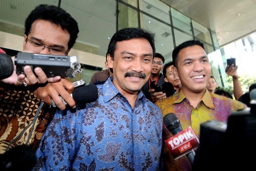 Pemeriksaan Andi Mallarangeng. Mantan Menpora Andi Alfian Mallarangeng meninggalkan di Gedung KPK, Jakarta, Kamis (22/8) usai menjalani pemeriksaan. 