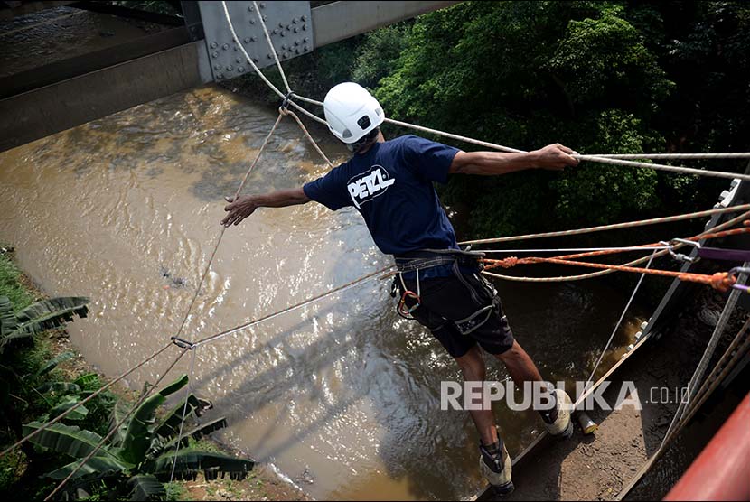 Pemeriksaan keamanan peralatan sebelum bridge jumping dilakukan. Bridge Jumping berbeda dengan bungee jumping baik dari aspek peralatan hingga proses lompatan yang terjadi.