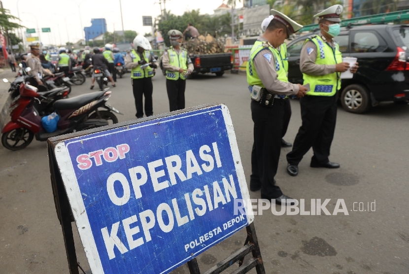 Pemeriksaan Kelengkapan Kendaraan Bermotor. Petugas Kepolisian Resort Depok melakukan operasi di Kasawasan Margonda, Depok, Jawa Barat, Rabu (14/9)
