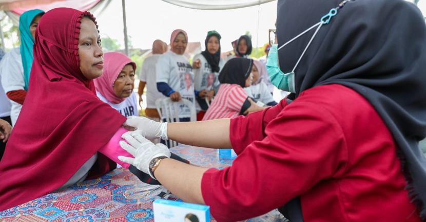 Pemeriksaan kesehatan dan KB gratis di Kampung Karang Endah, Kecamatan Terbanggi Besar, Kabupaten Lampung Tengah, Provinsi Lampung.