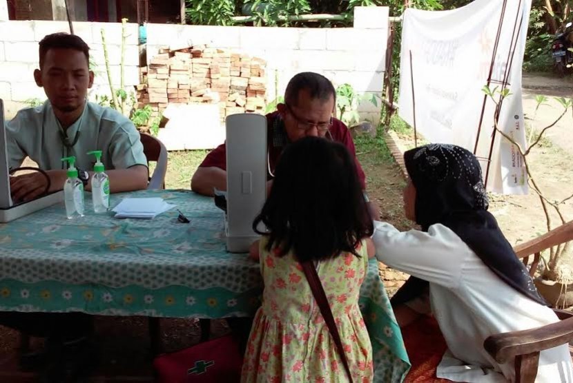 Pemeriksaan kesehatan di Desa Sukamekar, Bekasi kerja sama antara Lazismu, SJI dan RAPI.