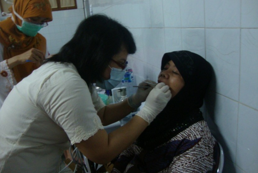Pemeriksaan kesehatan gigi gratis dan kesehatan umum di Pasar Beringharjo, Yogyakarta.