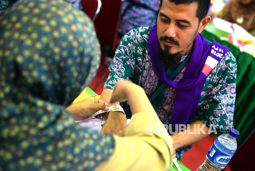 Calon jamaah haji kloter 3 mengikuti pemeriksaan kesehatan oleh petugas medis usai tiba di Asrama Haji Pondok Gede, Jakarta, Selasa (9/8).