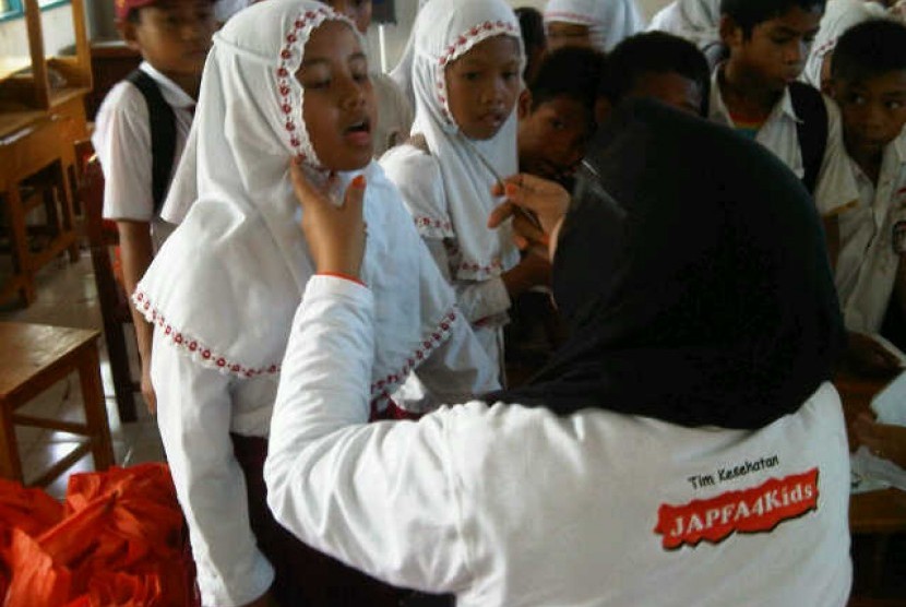 Pemeriksaan kesehatan peserta kampanye gizi Japfa4Kids di Mangarabombang, Takalar, Sulawesi Selatan