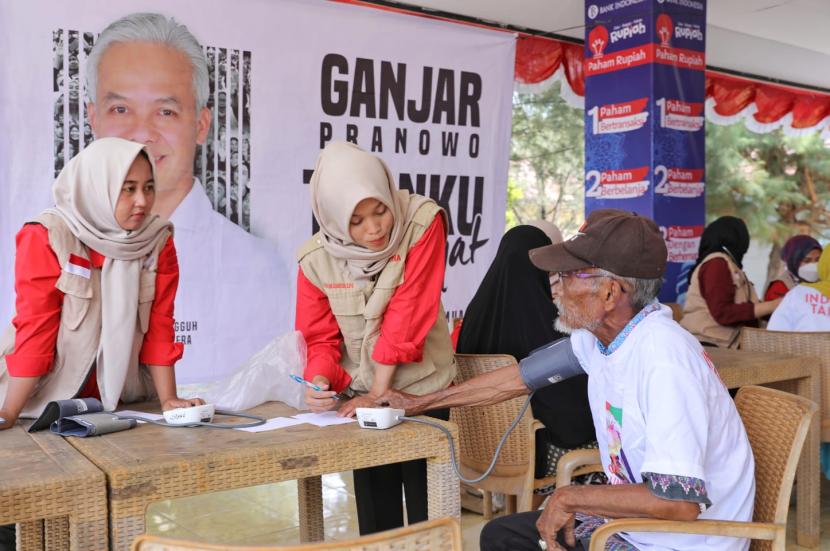 Pemeriksaan kesehatan warga di Desa Wargasara, Kecamatan Tirtayasa, Kabupaten Serang, Banten.