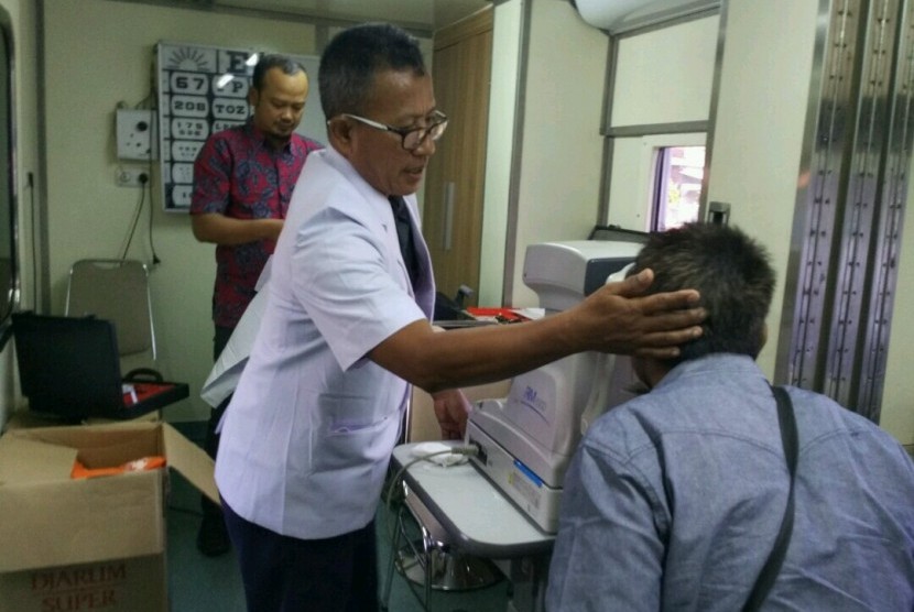 Pemeriksaan mata di railclinic PT KAI.