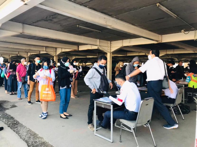 Pemeriksaan sertifikat vaksin secara manual di Stasiun Bogor, Rabu (8/9). 