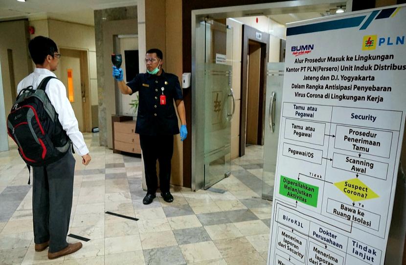 Pemeriksaan suhu badan dilaukan kepada para tamu dan karyawan di kantor PLN Distribusi Jawa Tengah dan DIY, di Semarang, guna meminimalkan risiko penyebaran virus Corona.(Dok PLN DJTY)