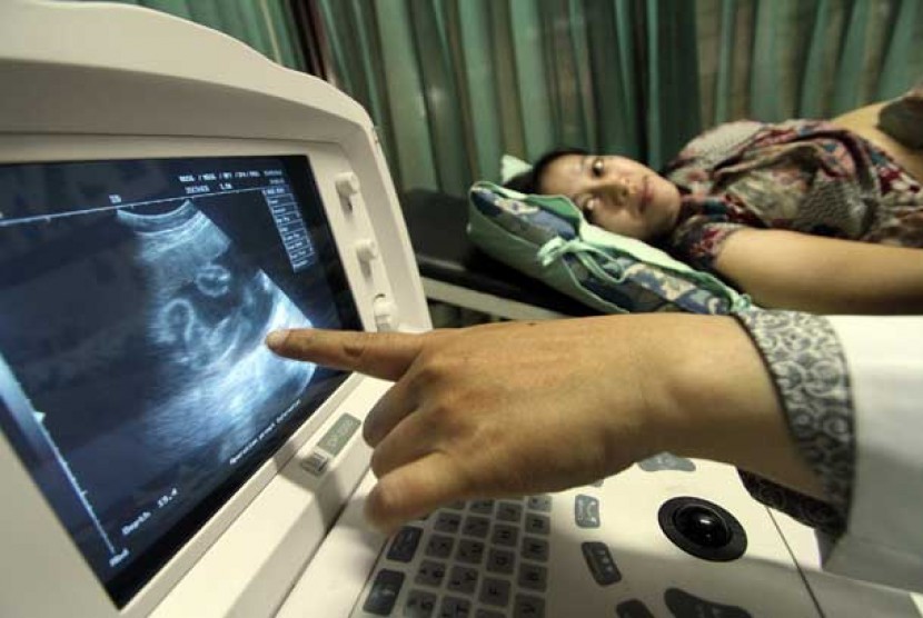 Fikih Islam mengatur jatah warisan jabang bayi dalam kandungan. Foto pemeriksaan USG ibu hamil.   (ilustrasi)