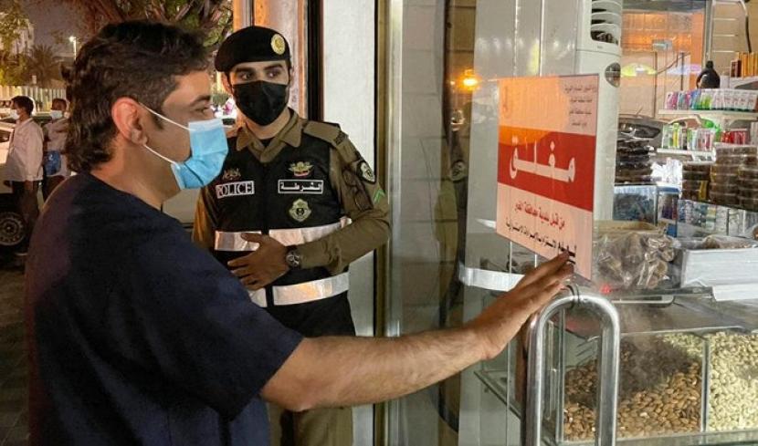 Pemerintah Arab Saudi menutup toko yang melanggar protokol kesehatan Covid-19 di Jeddah.