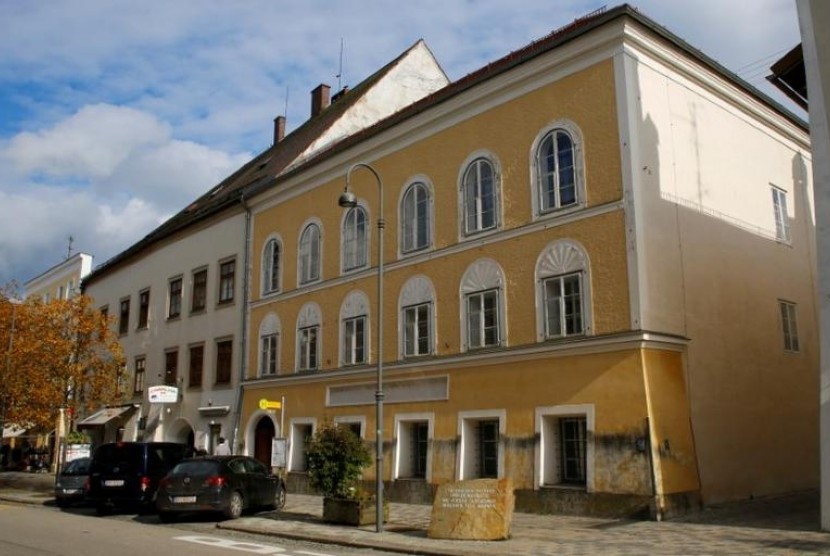 Pemerintah Austria akan mengubah rumah kelahiran Adolf Hitler menjadi kantor polisi. Rumah bercat kuning tersebut berada di Braunau, Austria. Foto diambil pada 22 Oktober 2016. 