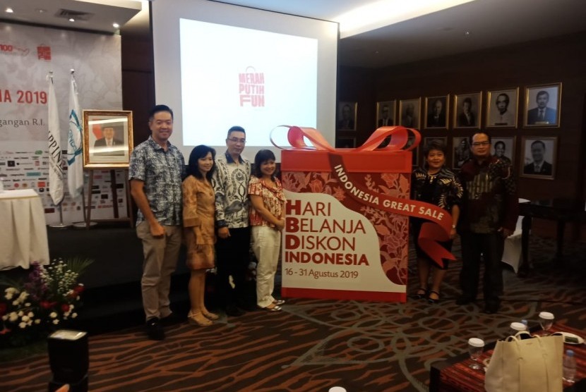 Pemerintah bersama sejumlah asosiasi pengusaha saat menyampaikan waktu pelaksanaan Hari Belanja Diskon Indonesia (HBDI) ke-3, di Kementerian Perdagangan, Jakarta, Kamis (25/7). HBDI akan digelar pada 16-31 Agustus mendatang.  