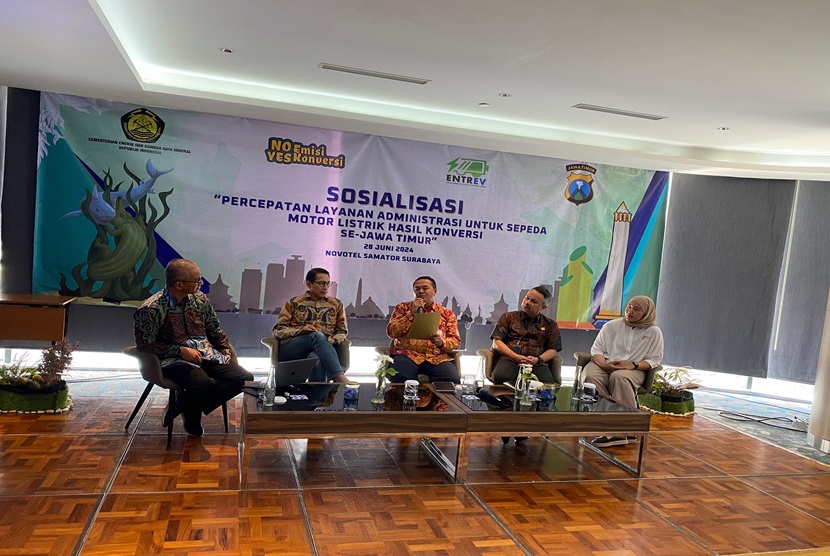 Pemerintah beserta Polda Jawa Timur (Jatim) mendukung percepatan ekosistem kendaraan listrik di Jawa Timur dengan membuat kolaborasi percepatan pengurusan administrasi konversi motor listrik.