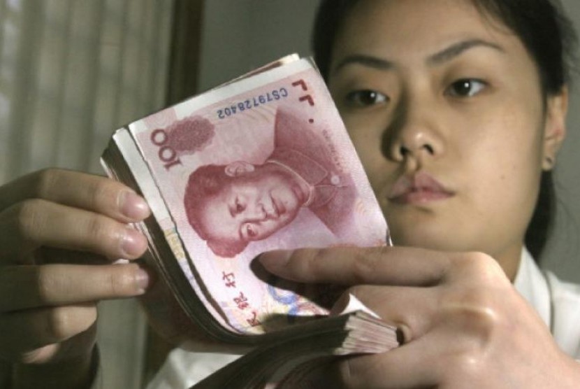 Pemerintah Cina mendevaluasi Yuan untuk meningkatkan kinerja perekonomian dalam negeri.