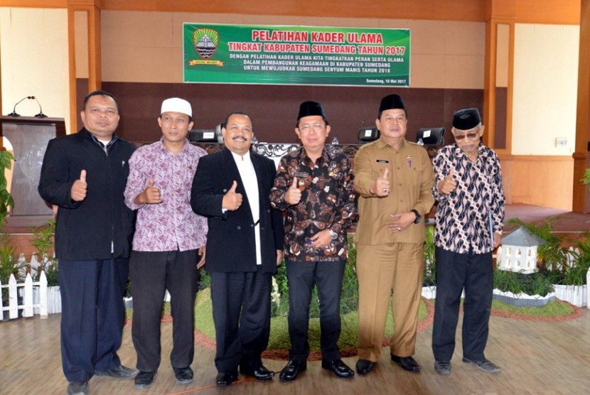 Pemerintah Daerah Kabupaten Sumedang melalui bagian kesejahteraan rakyat (Kesra) Setda Kab. Sumedang gelar pelatihan kader ulama se-Kabupaten Sumedang di Aula Tampomas, Sumedang, Selasa (16/5).