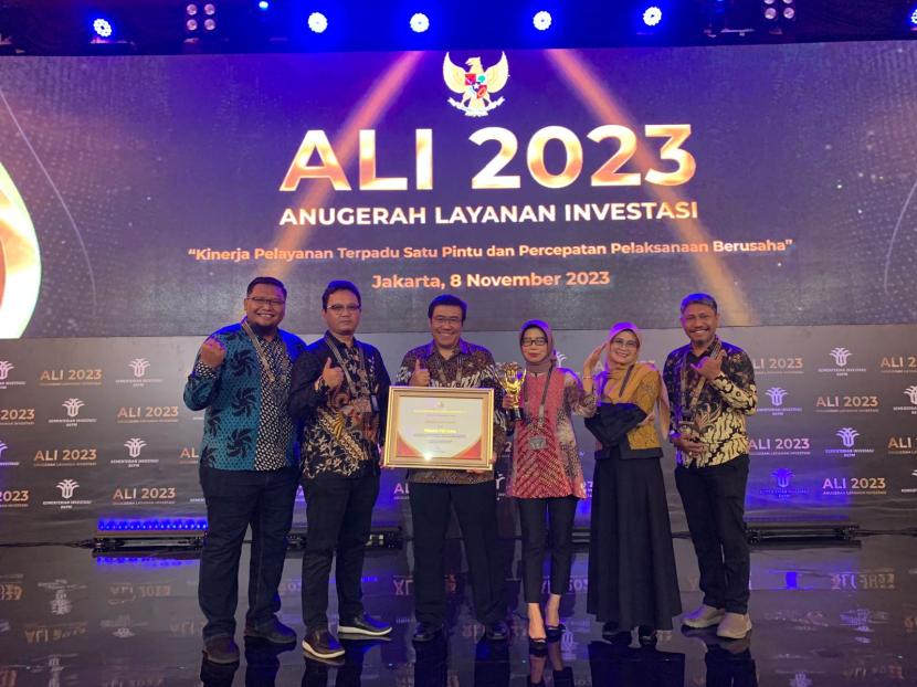 Pemerintah Daerah Provinsi Jawa Barat menetima penghargaan atas layanan investasi terbaik kategori Provinsi dalam Anugerah Layanan Investasi (ALI) Awards 2023.