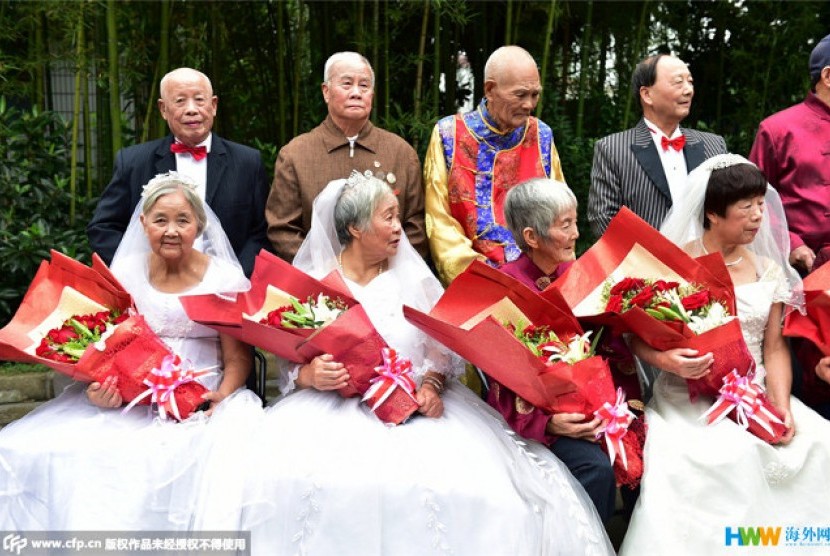Pemerintah Daerah Provinsi Zhejiang, Cina mengadakan perayaan ulang tahun pernikahan bagi para pasangan yang menginjak usia pernikahan emas ke-50 dan ke-60 tahun.