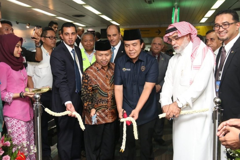Pemerintah Indonesia dan Saudi melepas jamaah haji kloter empat embarkasi Jawa Barat di Bandara Soetta Rabu (17/7) malam