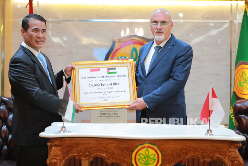 Pemerintah Indonesia menyalurkan bantuan kemanusiaan berupa 10.000 ton beras kepada Palestina. 